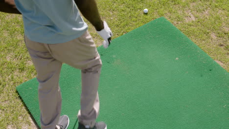 Hombre-Afroamericano-Practicando-Golf-En-El-Campo-De-Golf.