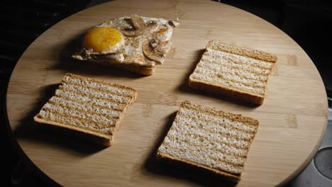 Colocando-Huevos-Fritos-Calientes-Con-Champiñones-Encima-De-Rebanadas-De-Pan-Tostado