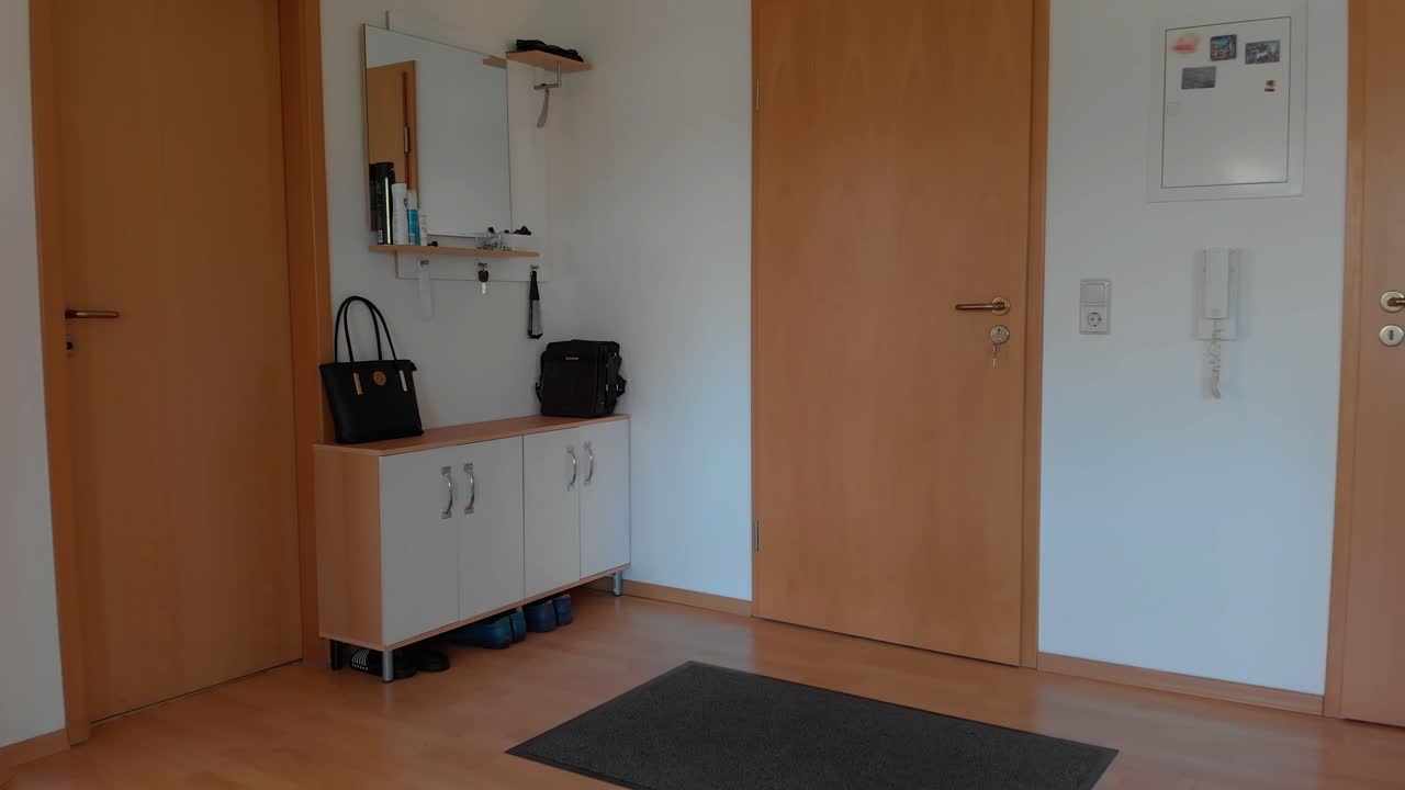 открытый коридор в квартире с множеством дверей, снятый с помощью дрона