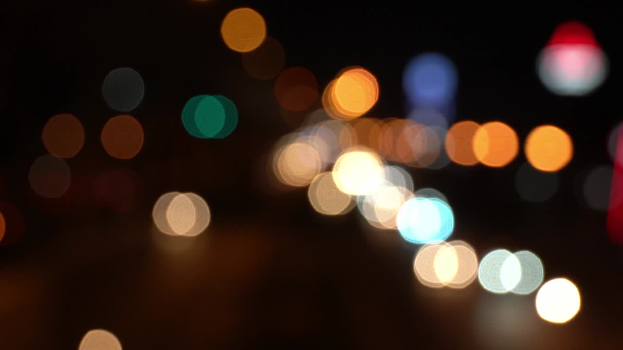 círculo borroso bokeh tráfico en la carretera por la noche