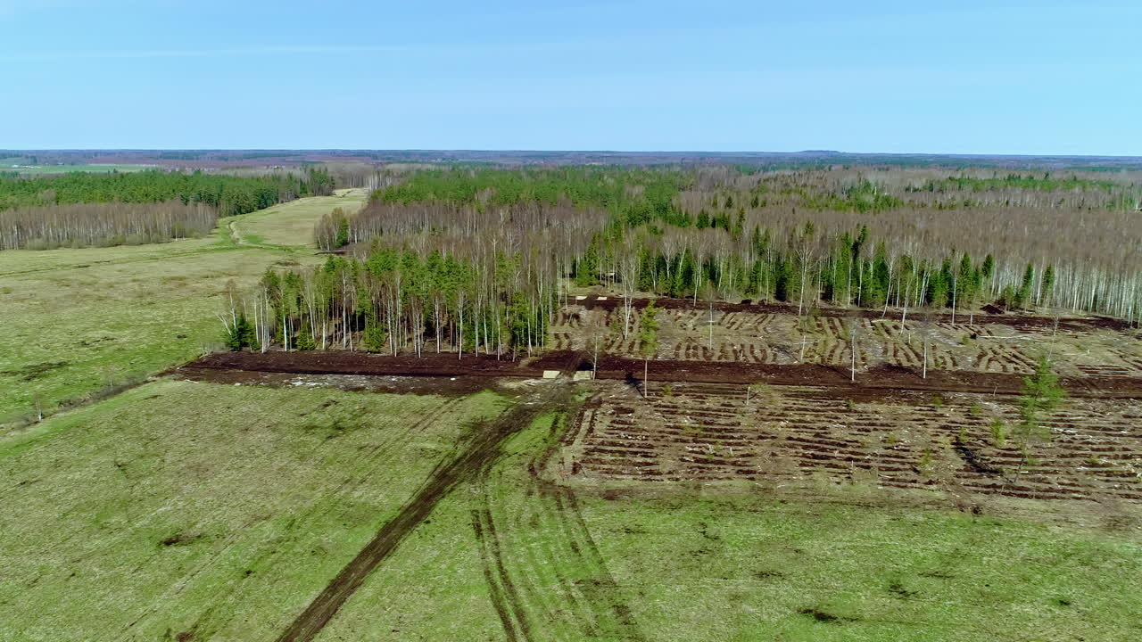 Trincheras llenas de agua en Ucrania en primavera, vista aérea con dron.