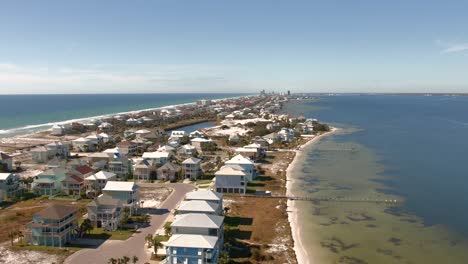 Houses-in-Gulf-Breeze,-Florida-on-a-sunny-day