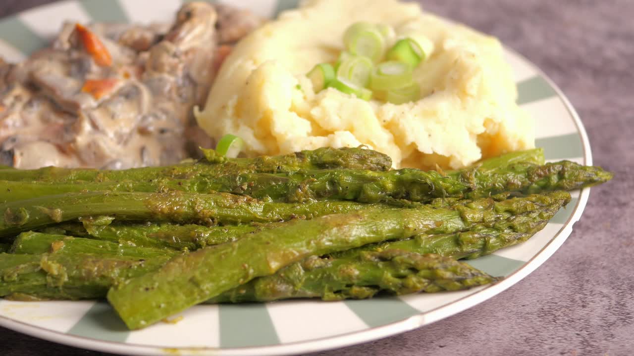 Asparagus, mashed potatoes and mushroom sauce