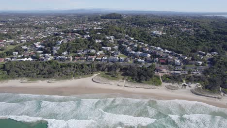 Oceanfront-Houses-And-Lighthouse-Beach-In-Port-Macquarie,-NSW,-Australia