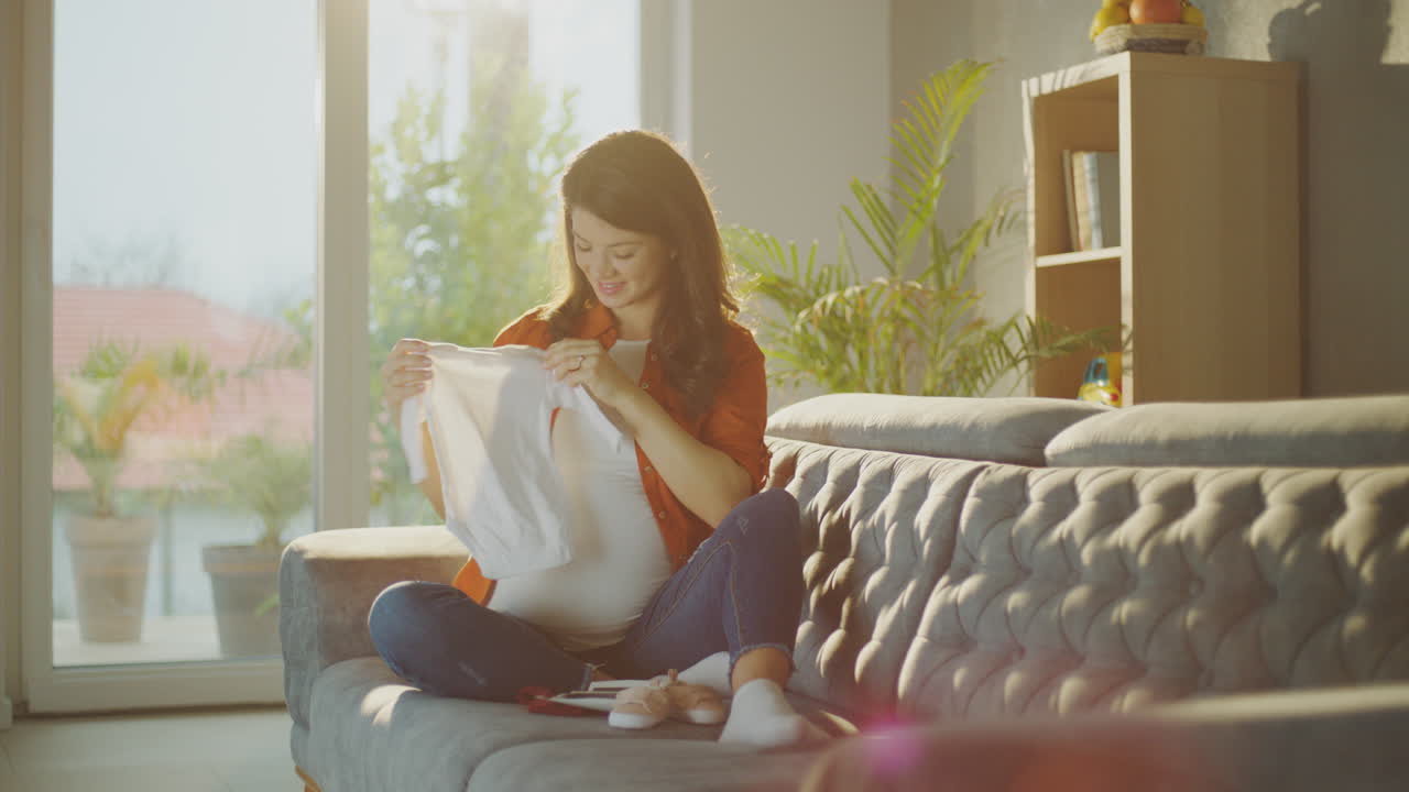 임신 한 여자 가 아기 를 낳기 위해 준비 하고 있다