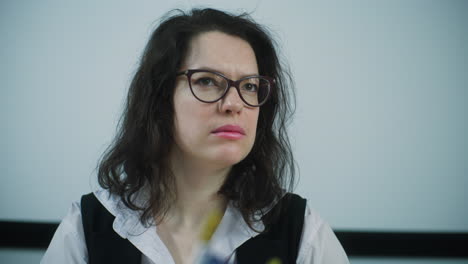 mujer en una reunión de negocios
