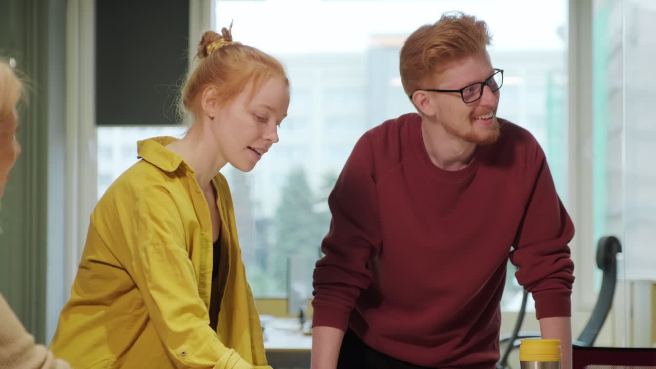 compañeros de trabajo alegres haciendo una tormenta de ideas