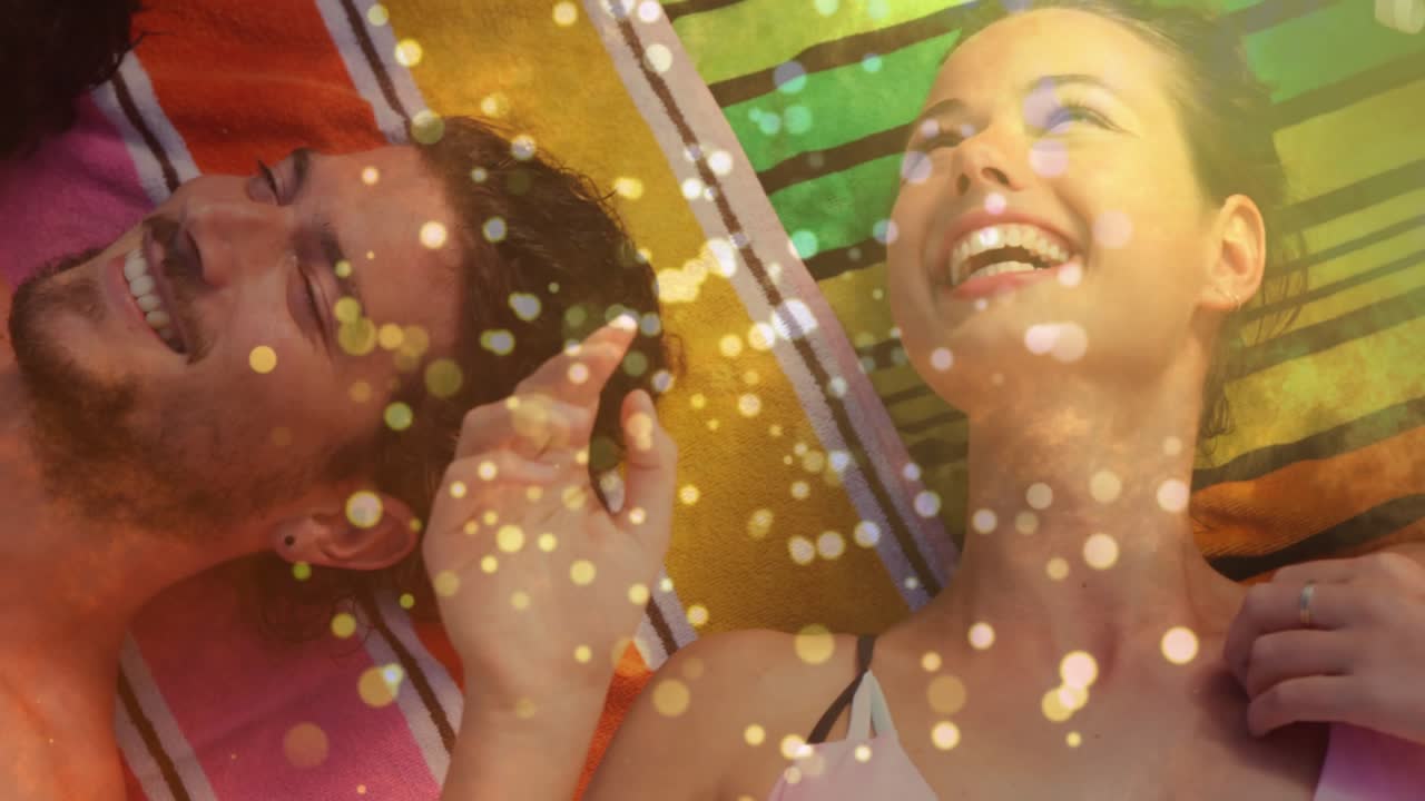 Due adulti reclinati e rilassati su un asciugamano a righe, con bokeh in movimento, telecamera che si allarga per marketing.