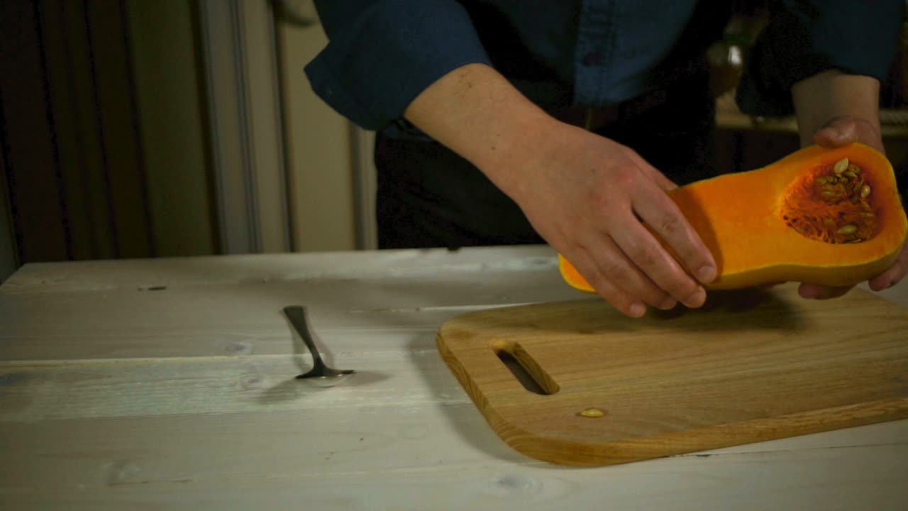 limpieza de rebanadas de calabaza. eliminación de semillas de calabaza. tallado de calabaza