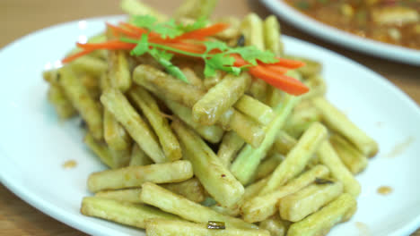 papas fritas berenjena con salsa como papas fritas