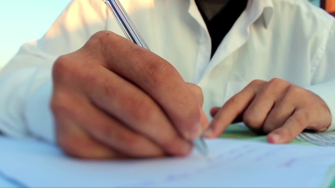 manos temporales escribiendo cartas de ensayo