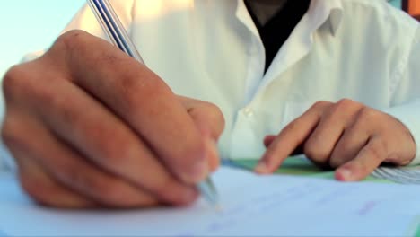 manos temporales escribiendo cartas de ensayo