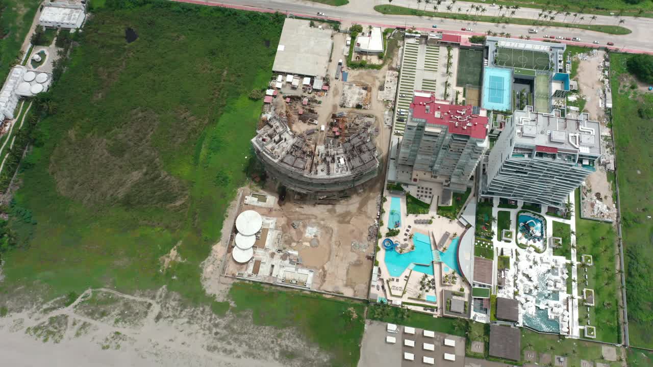 vuelo aéreo sobre el sitio de construcción en el día en acapulco, ciudad de méxico