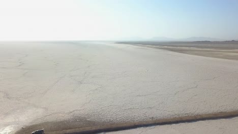 En-Algún-Lugar-De-La-Nada,-En-Algún-Lugar-Del-Fin-Del-Mundo,-En-Algún-Lugar-Del-Color-Blanco,-Lago-Salado