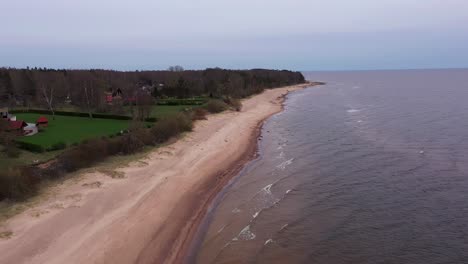 Friedliche-Küstengrundstücke-Am-Strand,-Luftwagen-In-Drohnenaufnahme