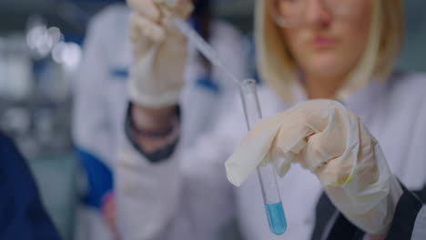 científicos que llevan a cabo experimentos en un laboratorio