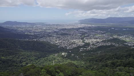 Vista-Panorámica-De-Los-Mojones-De-La-Ciudad-Rodeados-De-Exuberantes-Montañas-Y-Vegetación-En-Australia---Disparo-De-Drones