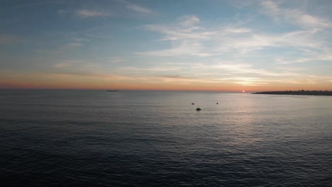 increíble puesta de sol volando sobre el mar en cascais