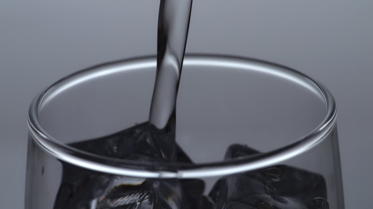 얼음 이 있는 컵 에 물 을 부어 넣는 것