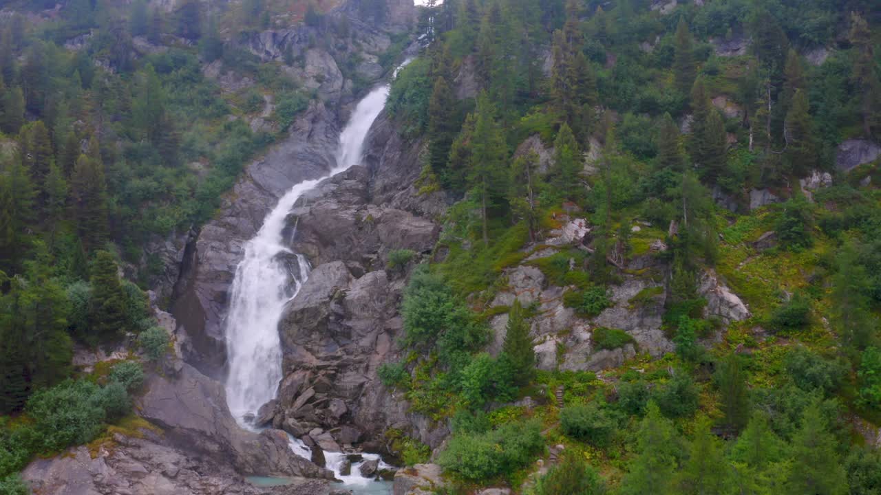 viajar por un pequeño río de montaña con rica vegetación alpina
