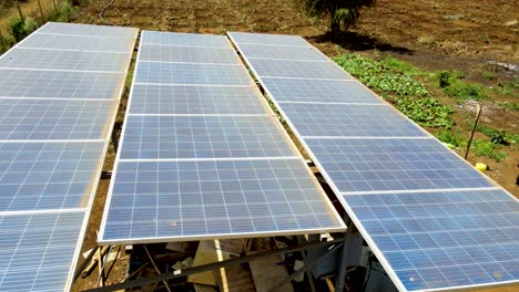 vista aérea de drones en grandes paneles solares en una granja solar al atardecer brillante
