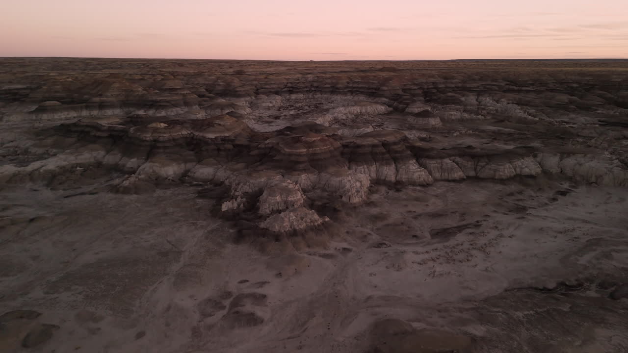 el desierto de bisti de-na-zin - el crepúsculo panorámico aéreo