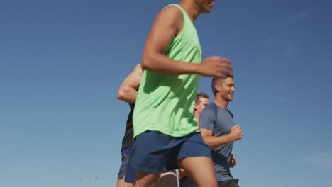 hombres corriendo afuera en un día soleado