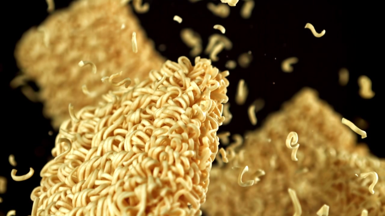 超スローモーションで落下する乾燥インスタント麺。