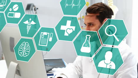 animación del icono en hexágonos sobre el médico caucásico comprobando los registros de los pacientes en la computadora