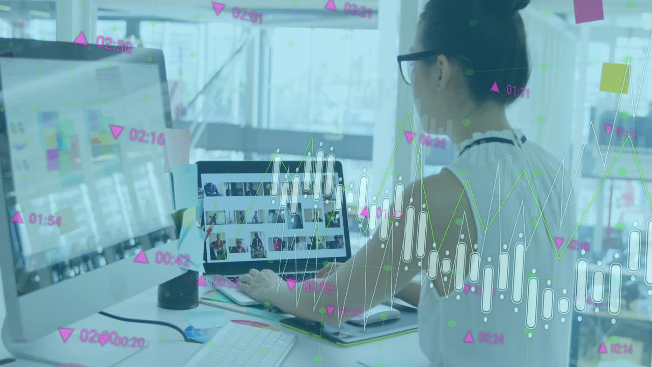 animación de gráficos, cambios de números, mujer asiática trabajando y mirando imágenes en la computadora portátil