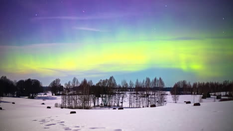 Colorido-Cielo-Nocturno-Durante-La-Exhibición-De-Místicas-Luces-De-Aurora-Boreal-Sobre-El-Paisaje-Invernal---Lapso-De-Tiempo