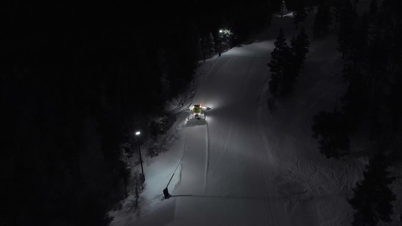 어둠 속에서 늦은 저녁 동안 스웨덴 idre에서 일하는 제설기의 공중-4