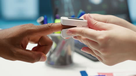 physician measuring the oxygen saturation and pulse rate using an oximeter