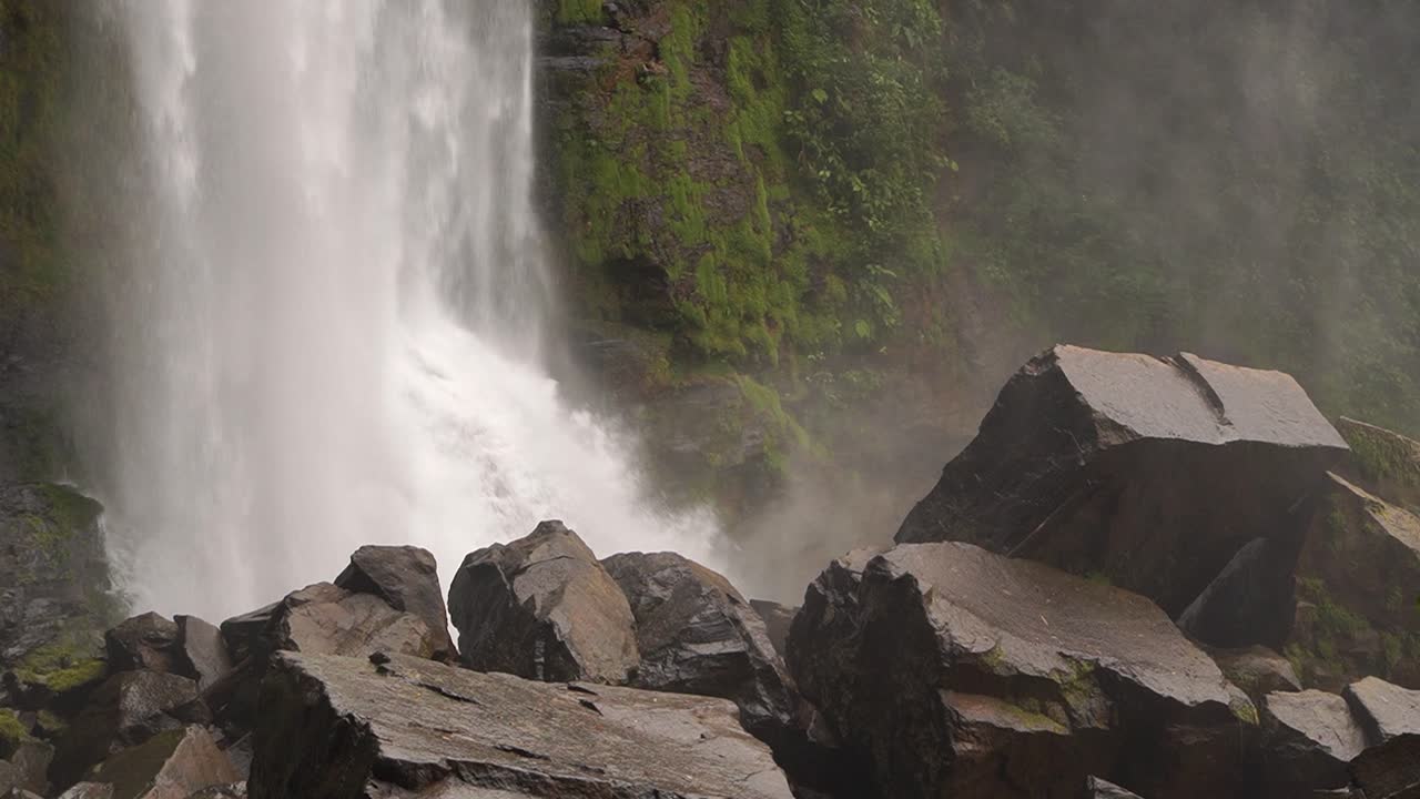cerca de la poderosa y fuerte cascada de nauyaca en costa rica