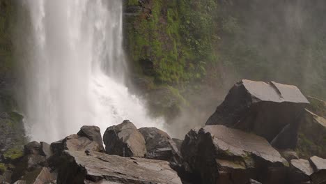 cerca de la poderosa y fuerte cascada de nauyaca en costa rica