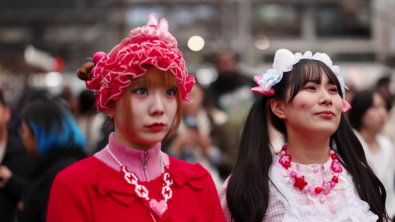 東京の原宿でカラフルな日本のデコラ系ストリートファッションを身につけた2人の女性のクローズアップ。