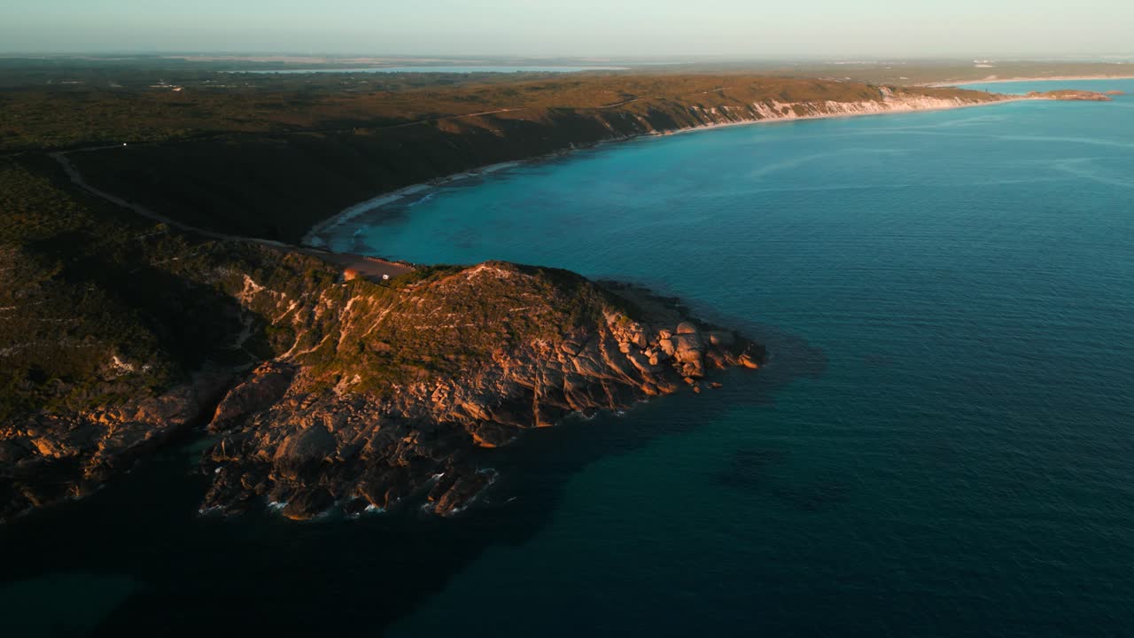 Vista aerea del punto panoramico dell'osservatorio sulla strada di Twilight Beach vicino a Esperance nell'Australia Occidentale al tramonto