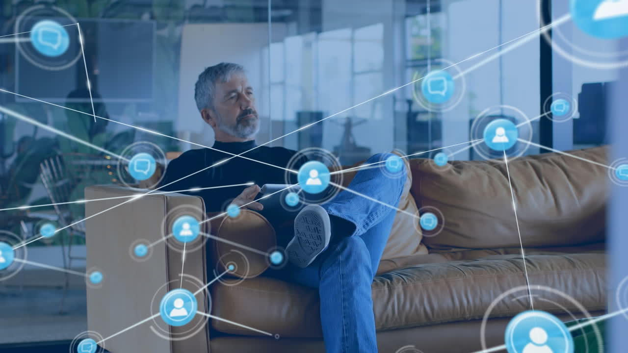 animación de la red de conexiones con iconos sobre empresario caucásico usando tableta