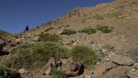 mujer haciendo senderismo en las montañas del atlas de marruecos