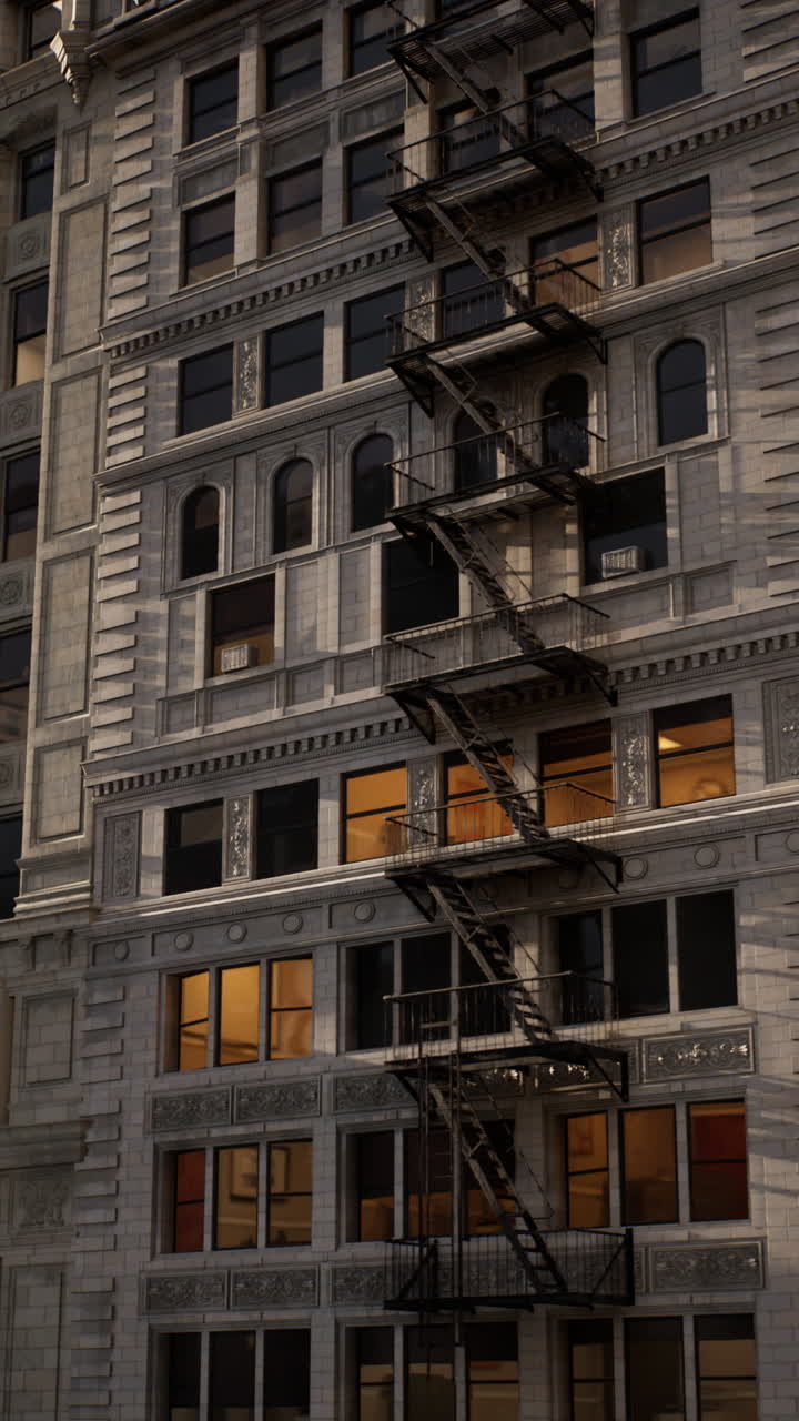 un primer plano de la fachada de un viejo edificio en la ciudad de nueva york