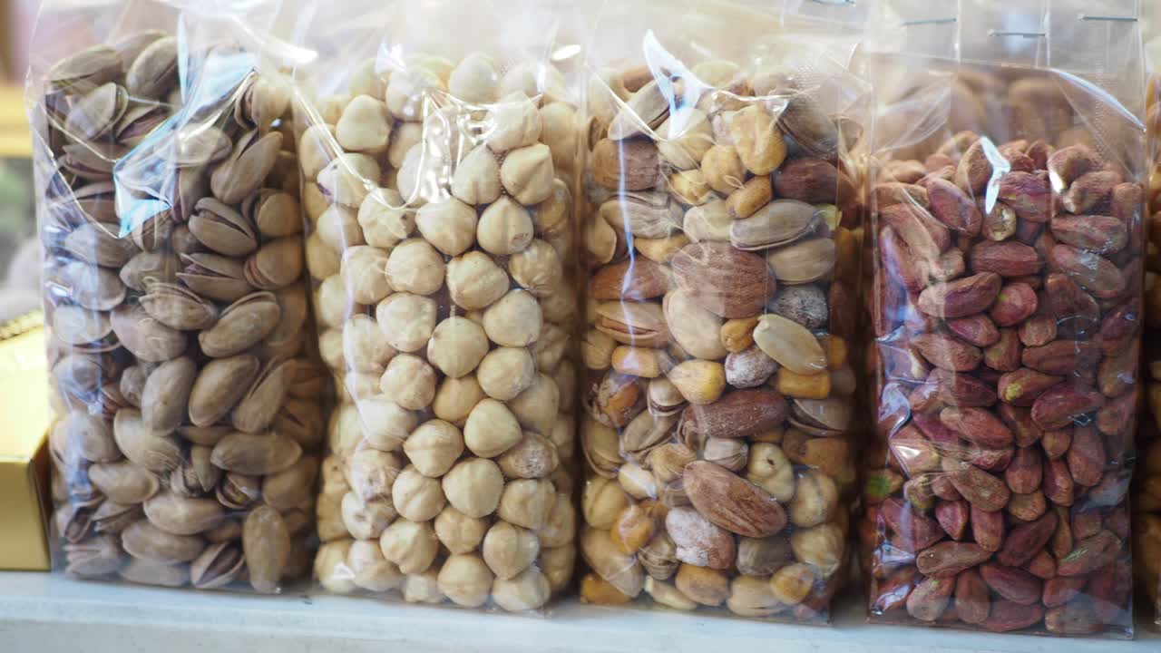 Assortimento di frutta secca in sacchetti di plastica