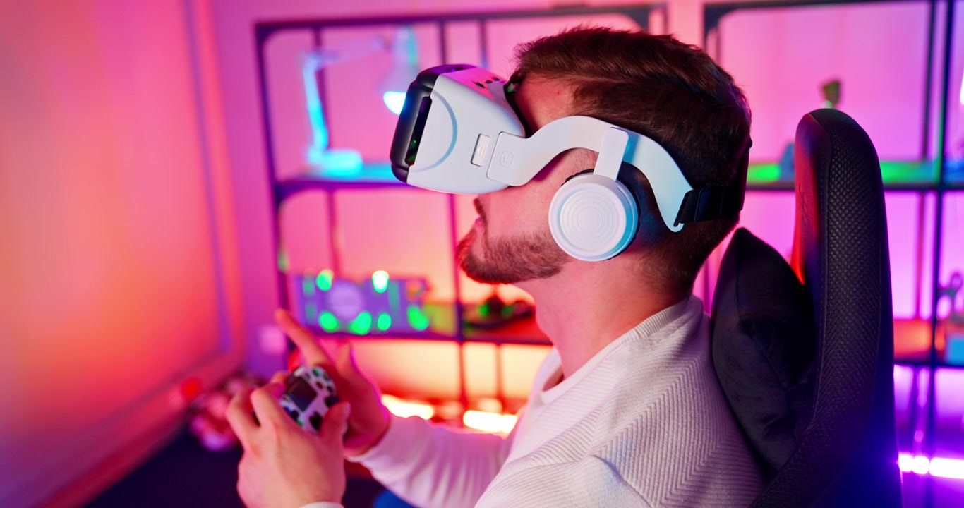 Giovane uomo che gioca a un videogioco in realtà virtuale con visore VR e controller