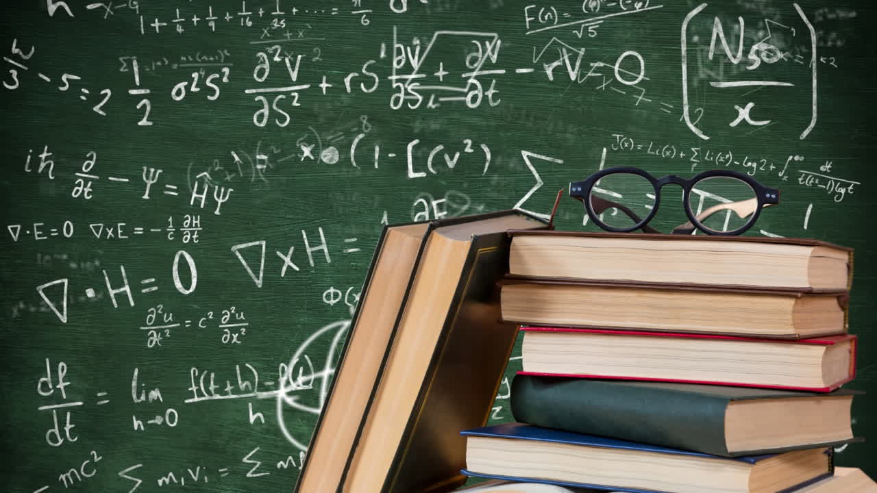 flashes en una pila de libros contra ecuaciones matemáticas flotando contra la pizarra negra