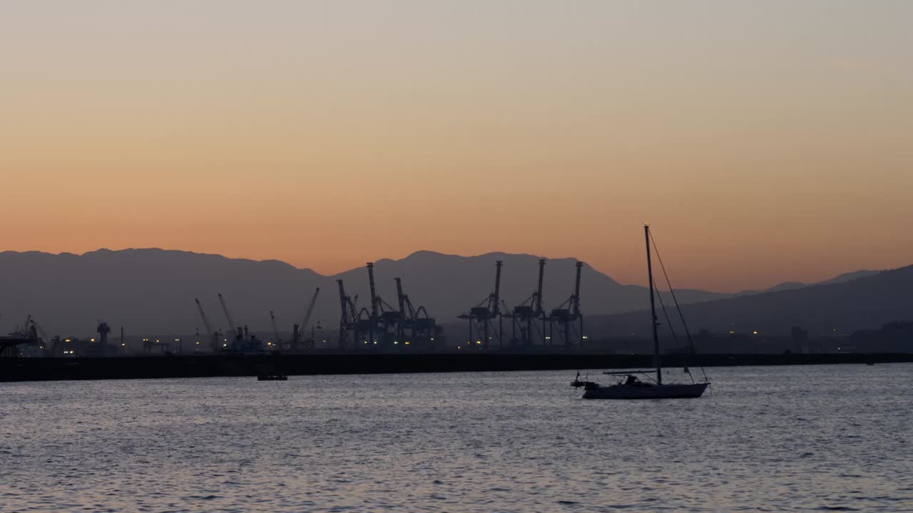 muelles en la mañana, nápoles, italia