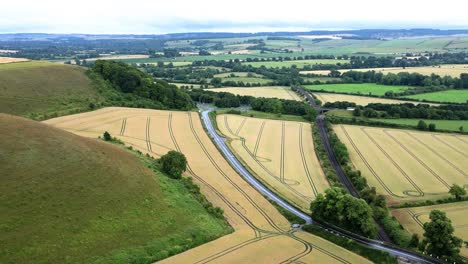 Luftaufnahme-Der-Straße-Entlang-Des-Kornkreises-Im-Feld-Mit-Klarem-Himmel-Tagsüber