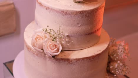 Nahaufnahme-Einer-Weißen-Hochzeitstorte,-Dekoriert-Mit-Weißen-Rosen