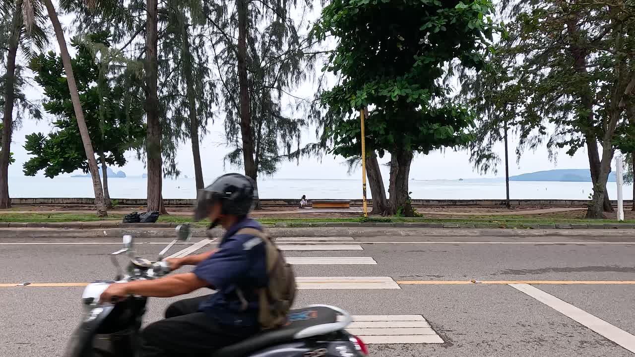 크라비 해변 근처의 거리를 가로지르는 자동차