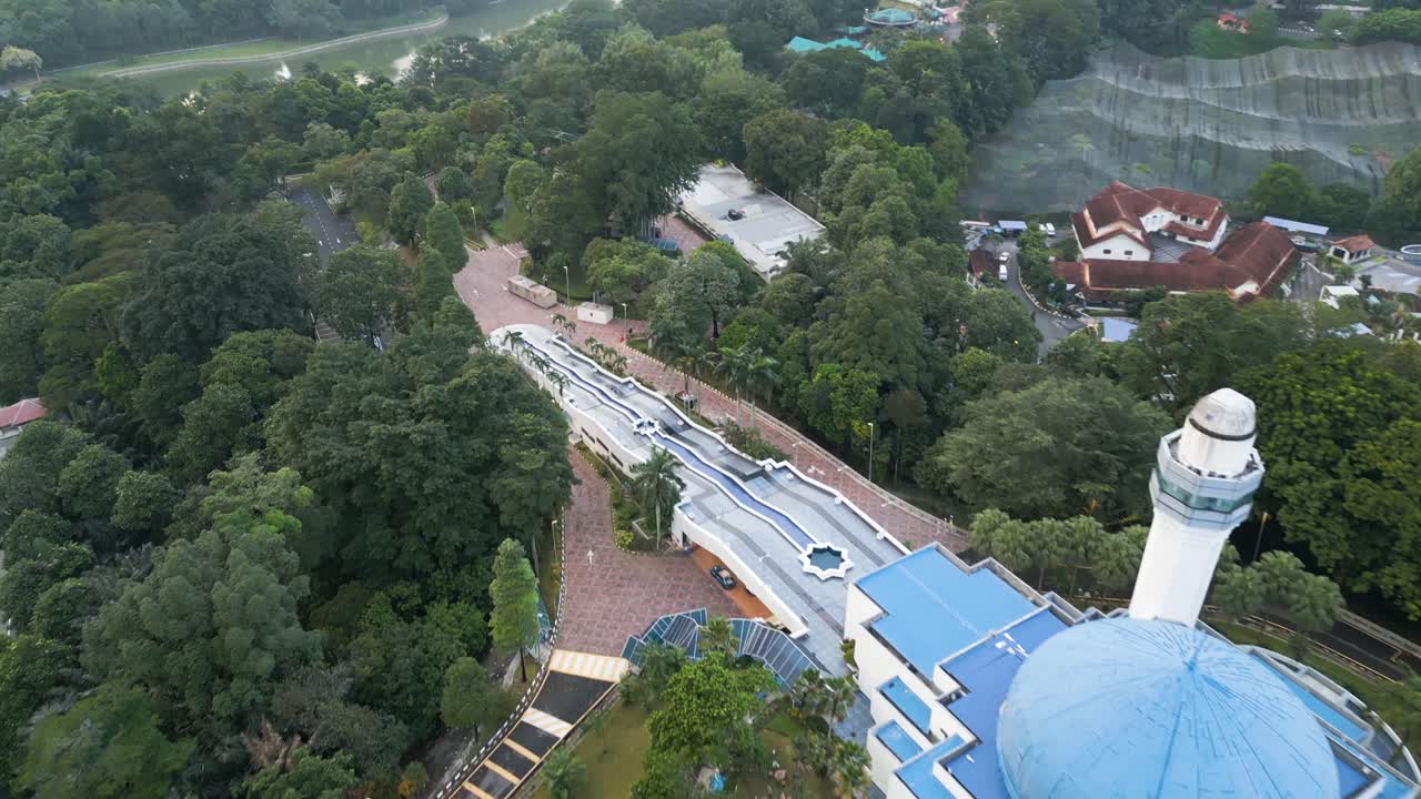 droneshot del planetario cerca del jardín botánico perdana en kuala lumpur, malasia