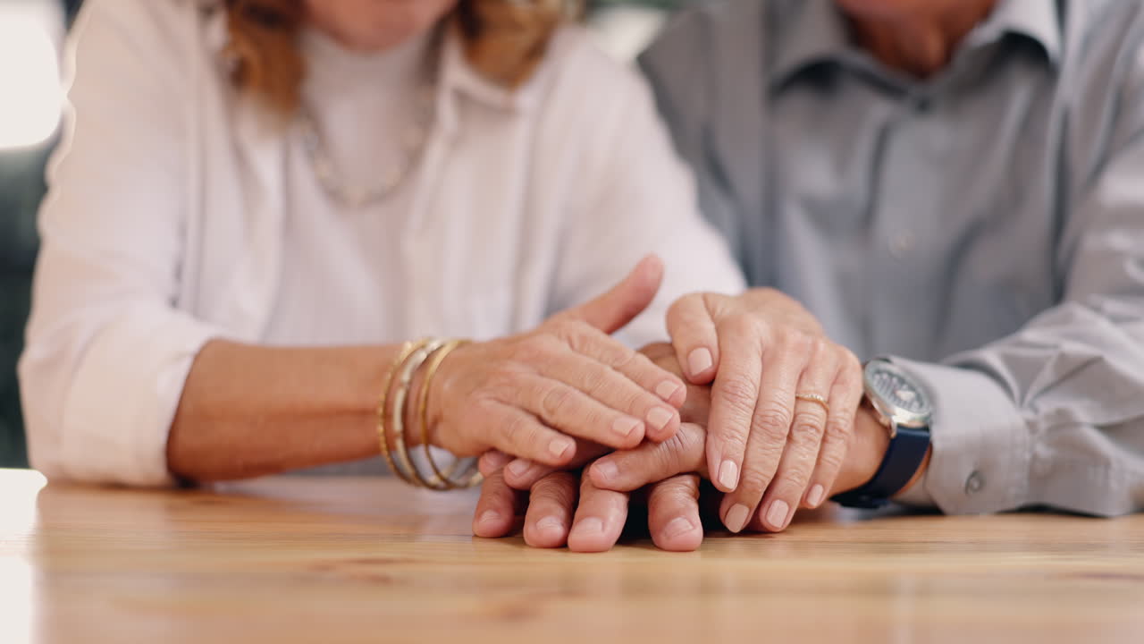 pareja de ancianos tomados de la mano