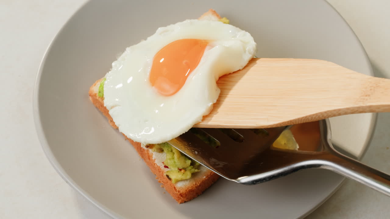 tostada de aguacate con huevo frito